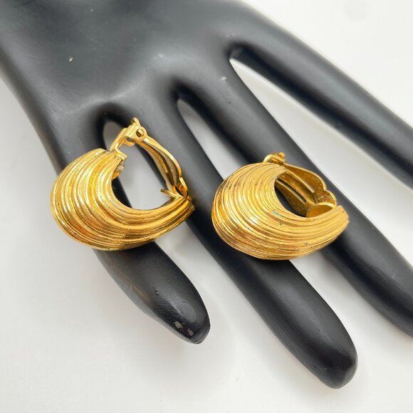 Vintage Thick BUTLER Gold Tone Hoops Clip On Earrings Large Signed Designer 5th - Picture 4 of 9